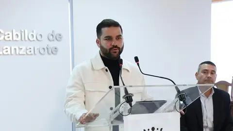 Jes&uacute;s Mach&iacute;n Tavio junto al presidente del Cabildo.