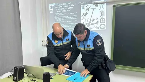 Agentes de la Polic&iacute;a Local en una de las charlas impartidas en el IES T&iacute;as.