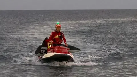 Imagen del bombero tras rescatar el hinchable.