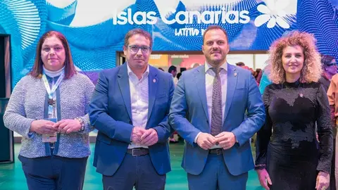 Los alcaldes de Arrecife, Yonathan de Le&oacute;n, y de Puerto del Rosario, David de Vera, junto a las concejales de Turismo de ambas instituciones capitalinas, en la reuni&oacute;n celebrada en FITUR 