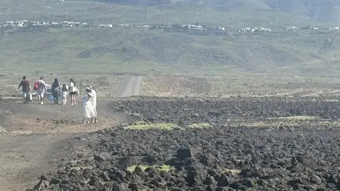 Imagen de gente salt&aacute;ndose el precinto de seguridad de la zona de Los Charcones.