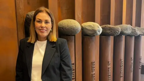 Astrid P&eacute;rez junto a la escultura en la obra original de Jos&eacute; Abad.