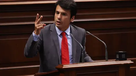 Marcos Bergaz (PSOE) en el Parlamento canario.