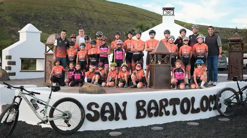 Isidro P&eacute;rez y Alexis Hern&aacute;ndez junto a los representantes del Club MTB Aljibe &ndash; Lanzarote en la presentacion Campeonato Mountain Bike 9.