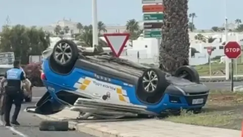 Veh&iacute;culo de la Polic&iacute;a Local volcado sobre su techo.