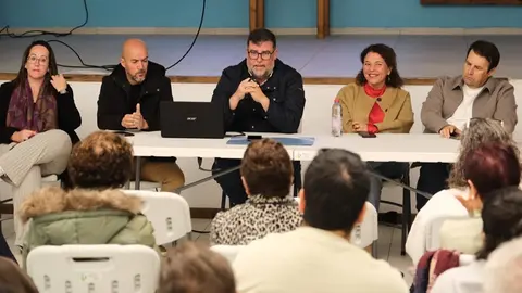 Isidro P&eacute;rez y componentes del grupo de gobierno de San Bartolom&eacute; en el encuentro de El Islote.