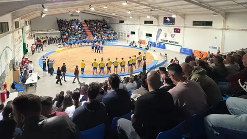 Imagen del gran ambiente que hab&iacute;a este viernes en Yaiza para ver lucha canaria de la buena