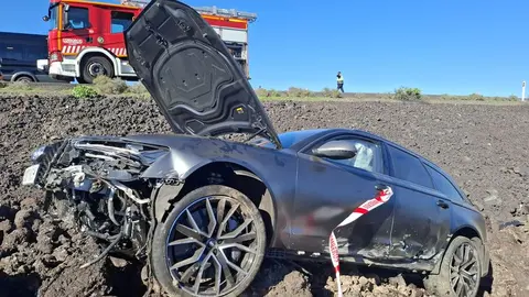 Los bomberos y la Polic&iacute;a Local se encargaron de controlar las consecuencias del aparatoso accidente