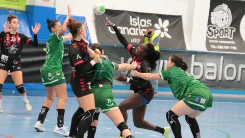 Imagen de una de las jugadas del encuentro