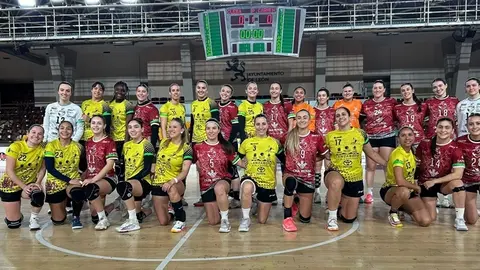Jugadoras del Cleba y Puerto del carmen en la previa del partido.