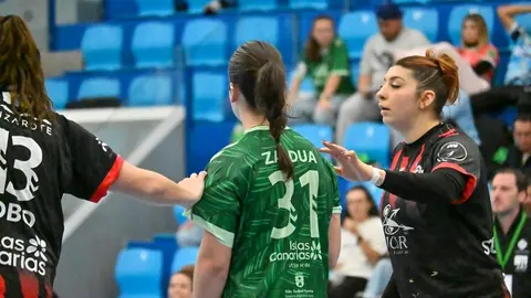Jugadoras del Cicar Lanzarote Ciudad de Arrecife defendiendo a la pivote del Rocasa.