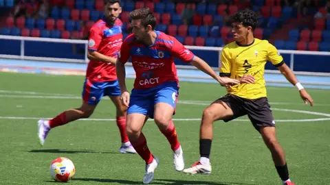 Javi Mart&iacute;n protegiendo el bal&oacute;n ante el jugador del Mensajero.
