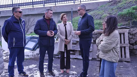 Kiko Aparcio, Oswaldo Betancort y Mar&iacute;a Jes&uacute;s Tovar junto operarios.