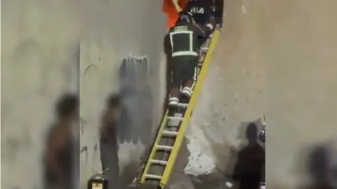 Bomberos realizado el rescate de las personas afectadas por las llamas.