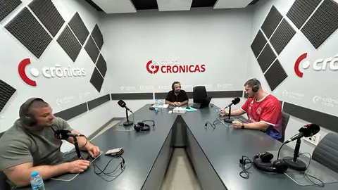 Crist&oacute;bal Olivero en el estudio de Cr&oacute;nicas Radio con los dos grandes luchadores del Tinajo y del San Bartolom&eacute; que se medir&aacute;n este viernes.