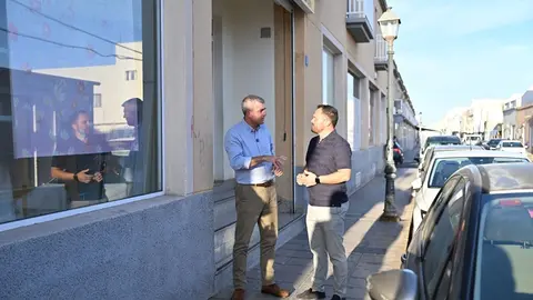 El vicepresidente y consejero de Econom&iacute;a, Industria, Comercio y Aut&oacute;nomos del Gobierno de Canarias junto al alcalde de Arrecife, en Argana 