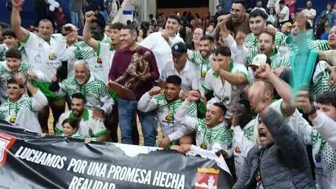 Luchadores del San Bartolom&eacute; celebrando el t&iacute;tulo.