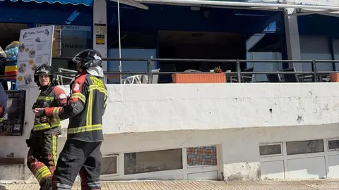 Los bomberos tras la actuaci&oacute;n en el inmueble