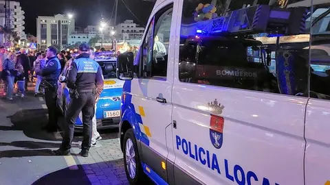 Agentes de la Polic&iacute;a Local de Arrecife vigilando la zona de los carnavales este viernes por la noche