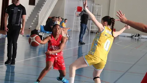 Jugadora del Ariagona intentando superar a la defensa rival.