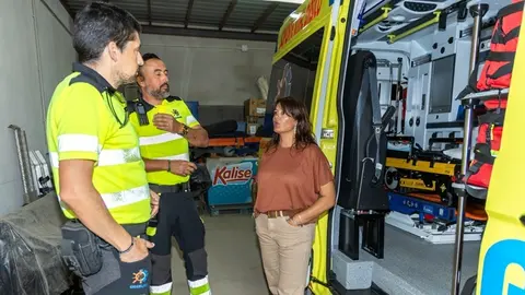 Olivia Duque junto a los operarios de la ambulancia.