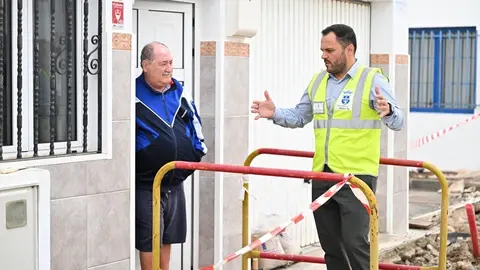 Yonathan de Le&oacute;n  informa a los vecinos sobre el avance en estos trabajos en Tinasoria.