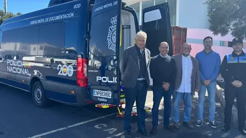 Jos&eacute; Juan Cruz, Nicol&aacute;s Saavedra y Pedro Viera junto al Veh&iacute;culo Integral de Documentaci&oacute;n (VIDOC) de la Polic&iacute;a Nacional