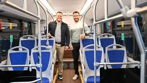 El alcalde de Arrecife Yonathan de Le&oacute;n y el concejal de Transportes y Movilidad, Mario Gonz&aacute;lez Altube, en una de las nuevas guaguas que entrar&aacute; en servicio este mes