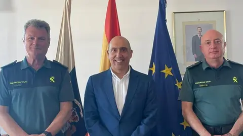 Pedro Viera junto a el nuevo comandante de la Compa&ntilde;&iacute;a de la Guardia Civil de Costa Teguise.