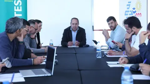 Juan Monz&oacute;n presidiendo la mesa insular de Deportes.