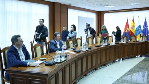 Consejeros del PSOE abandonando el Pleno.