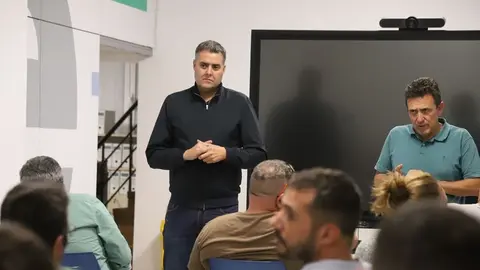 Francisco Javier Aparicio y Enrique Espinosa explicando las medidas que se adoptan en los carnavales de la Isla