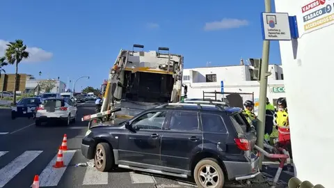 Imagen de los bomberos actuando con uno de los veh&iacute;culos siniestrados