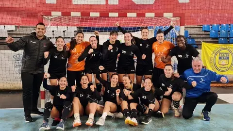 Las jugadoras del Puerto del Carmen y los entrenadores exultantes tras el merecido triuinfo