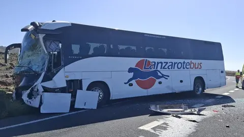 As&iacute; qued&oacute; de destrozada la guagua de Lanzarote Bus tras el fuerte choque