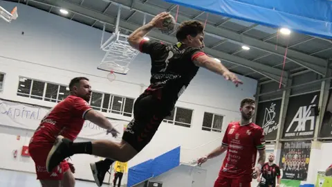 Jugador del San Jos&eacute; Obrero realizando un lanzamiento desde el extremo.