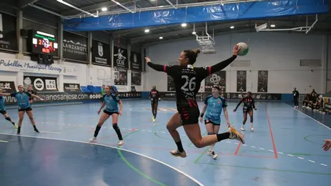 Jugadora del Lanzarote San Jos&eacute; Obrero realizando un lanzamiento desde el extremo.