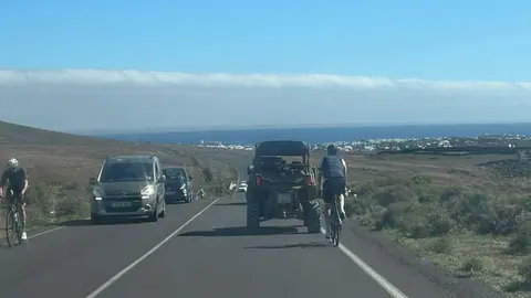 Coches adelantando a ciclistas y a buggies en la misma carretera