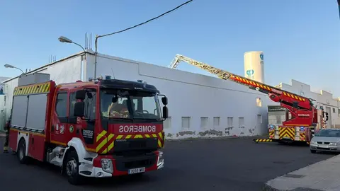 Los bomberos accediendo a la vivienda