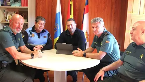 &Oacute;scar Noda junto al nuevo comandante de la compa&ntilde;&iacute;a de la Guardia Civil de Costa Teguise.