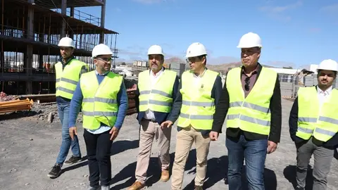 Pablo Rodr&iacute;guez junto a Rosmen Quevedo, Miguel &Aacute;ngel Jim&eacute;nez, Echedey Eugenio y David Toledo en su visita a las viviendas.