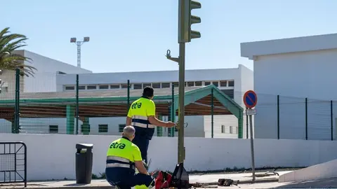 Operarios de la empresa adjudicataria realizan la reprogramaci&oacute;n en los sem&aacute;foros junto al colegio Adolfo Topham, esta semana en Arrecife