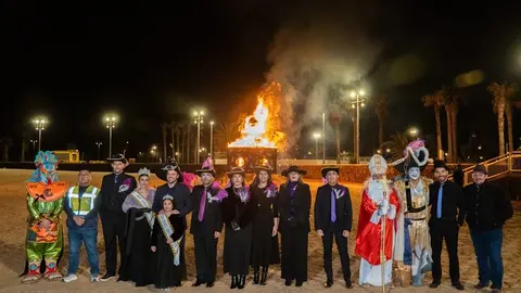 Componentes del grupo de gobierno de Arrecife junto a los representantes de las agrupaciones tras quemar la sardina.