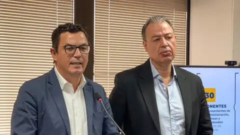 Antonio Ortega junto a Pablo Rodr&iacute;guez en una rueda de prensa.