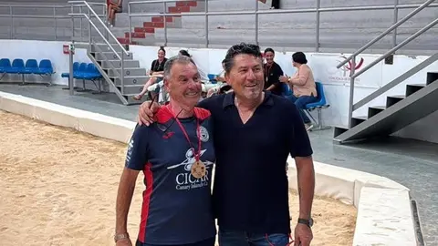 Presidente del San Bartolom&eacute; junto a un &aacute;rbitro.