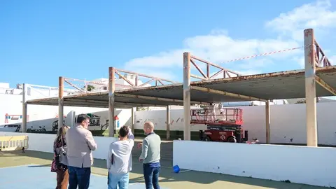 Isidro P&eacute;rez, Estefan&iacute;a Luzardo y Ra&uacute;l de Le&oacute;n en su visita al colegio AJEI.