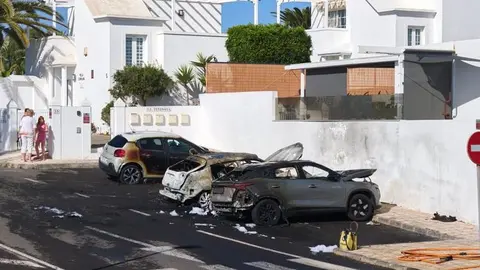 As&iacute; quedaron los veh&iacute;culos tras el impresionante incendio