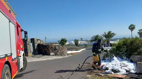 Momento en el que uno de los bomberos controlaba la situaci&oacute;n