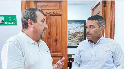 Miguel &Aacute;ngel Jim&eacute;nez hablando con Oswaldo Betancort cuando ambos compart&iacute;an labores de gobierno en Teguise.