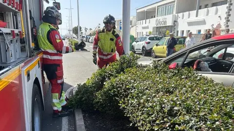 El coche impact&oacute; contra una de las farolas de la mediana